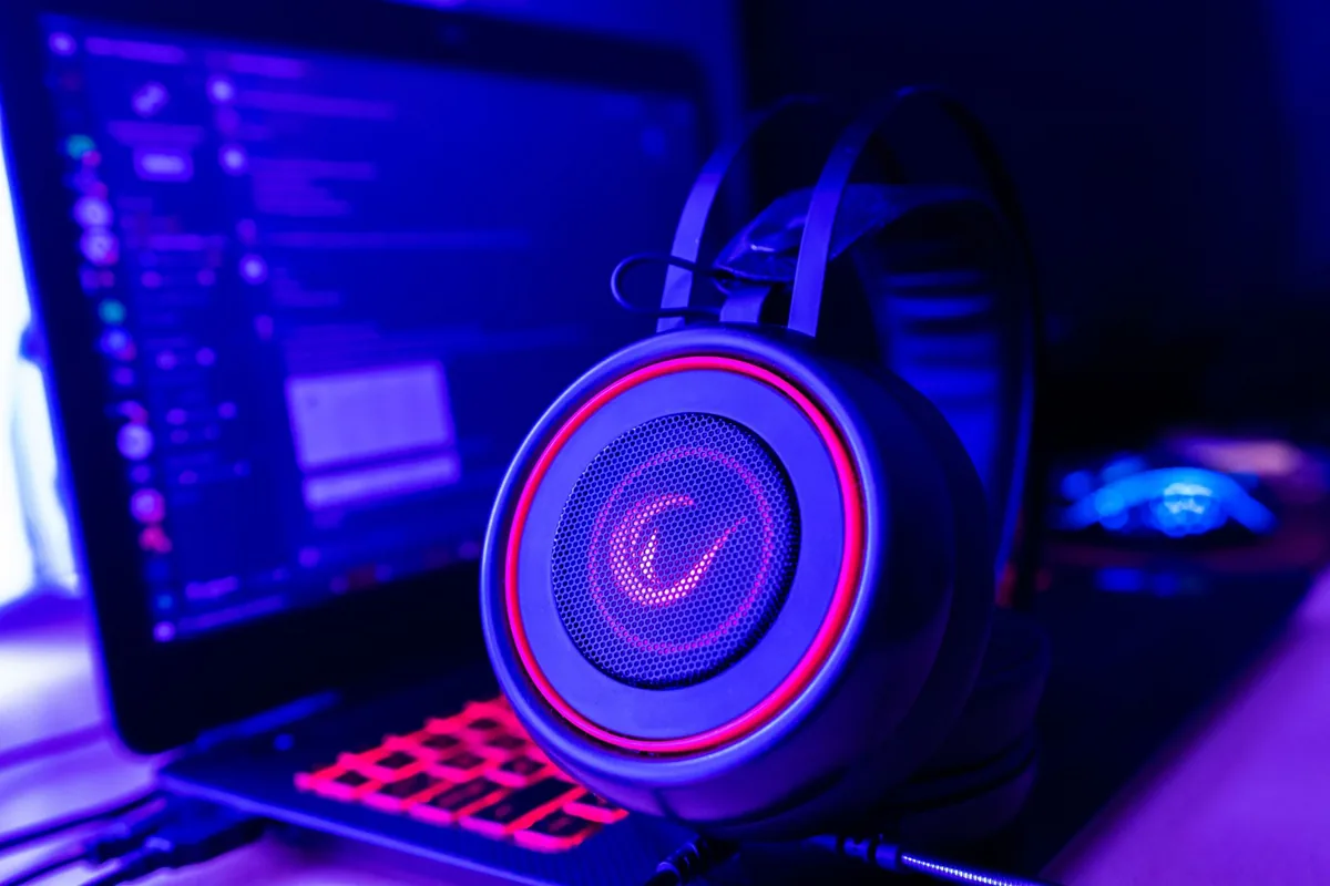 zestaw słuchawkowy z neonowym podświetleniem obok laptopa — Jabra Evolve2 40 poza naszym warsztatem — gdzie szukać pomocy