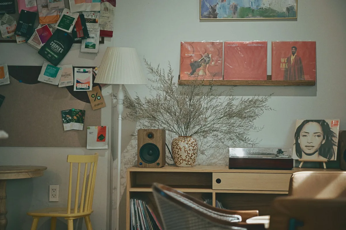kolumna głośnikowa i płyty winylowe w pokoju retro — JBL 4305P poza naszym warsztatem — gdzie szukać pomocy
