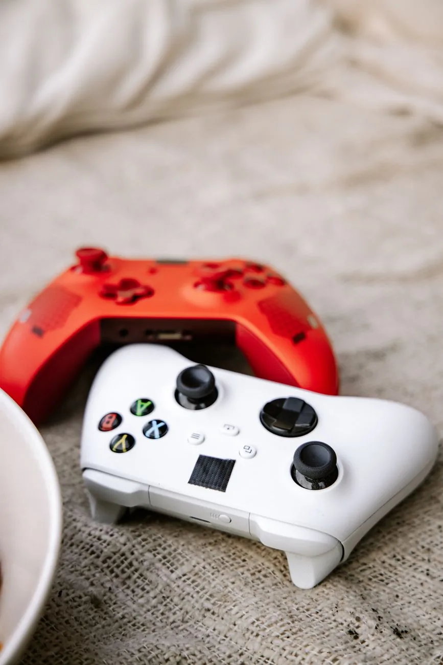 czerwony i biały kontroler na teksturowanej tkaninie — Joy-Con — czego przy tym sprzęcie nie zrobimy