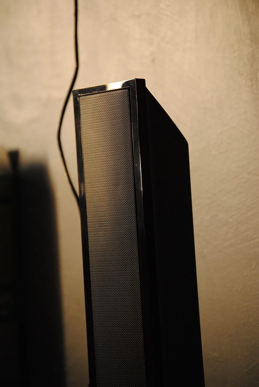 zestaw kolumn głośnikowych audio hi-fi — KEF Q100 w zgłoszeniu — jak odpowiadamy i co radzimy