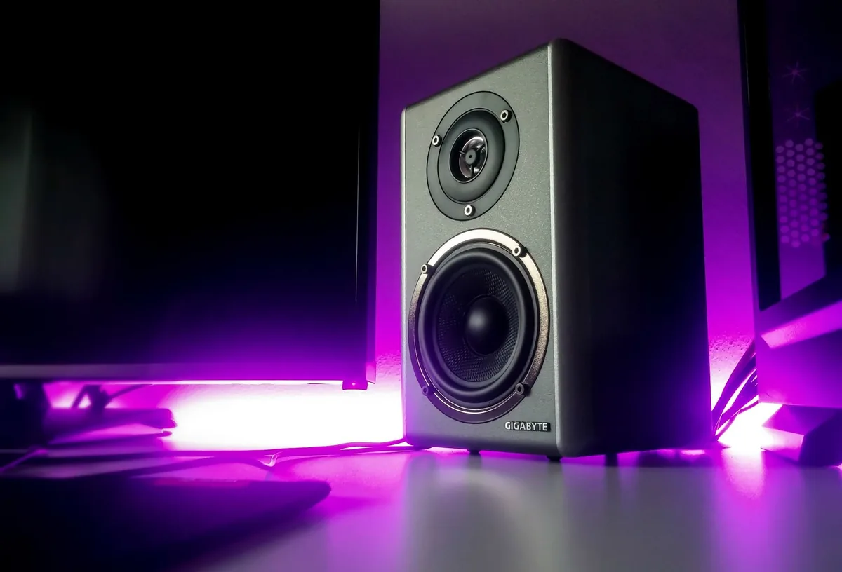 kolumny głośnikowe w studiu w fioletowym oświetleniu — KEF Q150 w zgłoszeniu — jak odpowiadamy i co radzimy