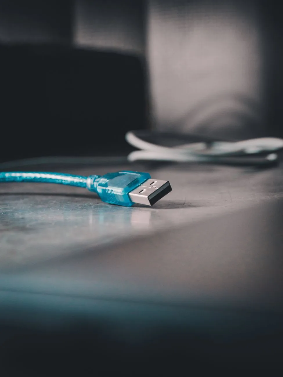 niebieski kabel USB na błyszczącej powierzchni — Kensington SD4850P w zgłoszeniu — jak odpowiadamy i co radzimy