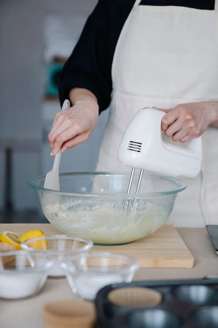 dłonie przygotowujące ciasto za pomocą miksera — Kenwood Chef XL Titanium — czego przy tym sprzęcie nie zrobimy