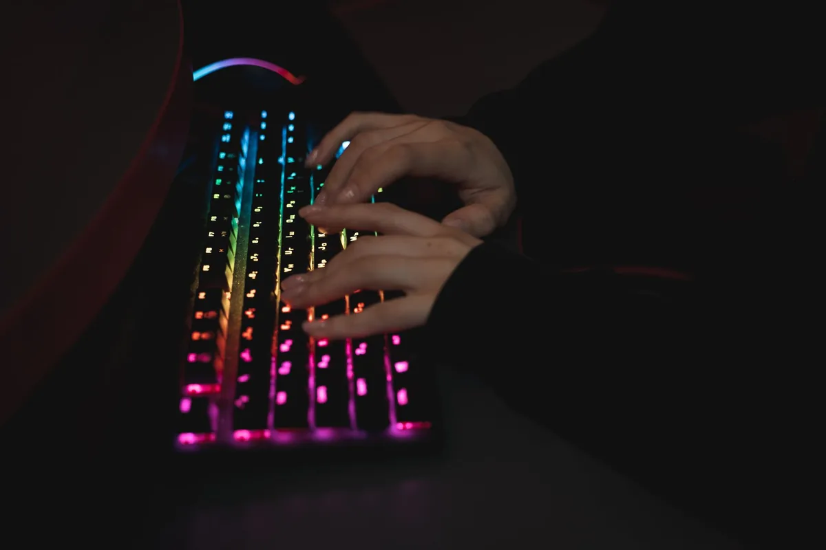 dłonie na mechanicznej klawiaturze z podświetleniem RGB — Keychron K6 — czego przy tym sprzęcie nie zrobimy
