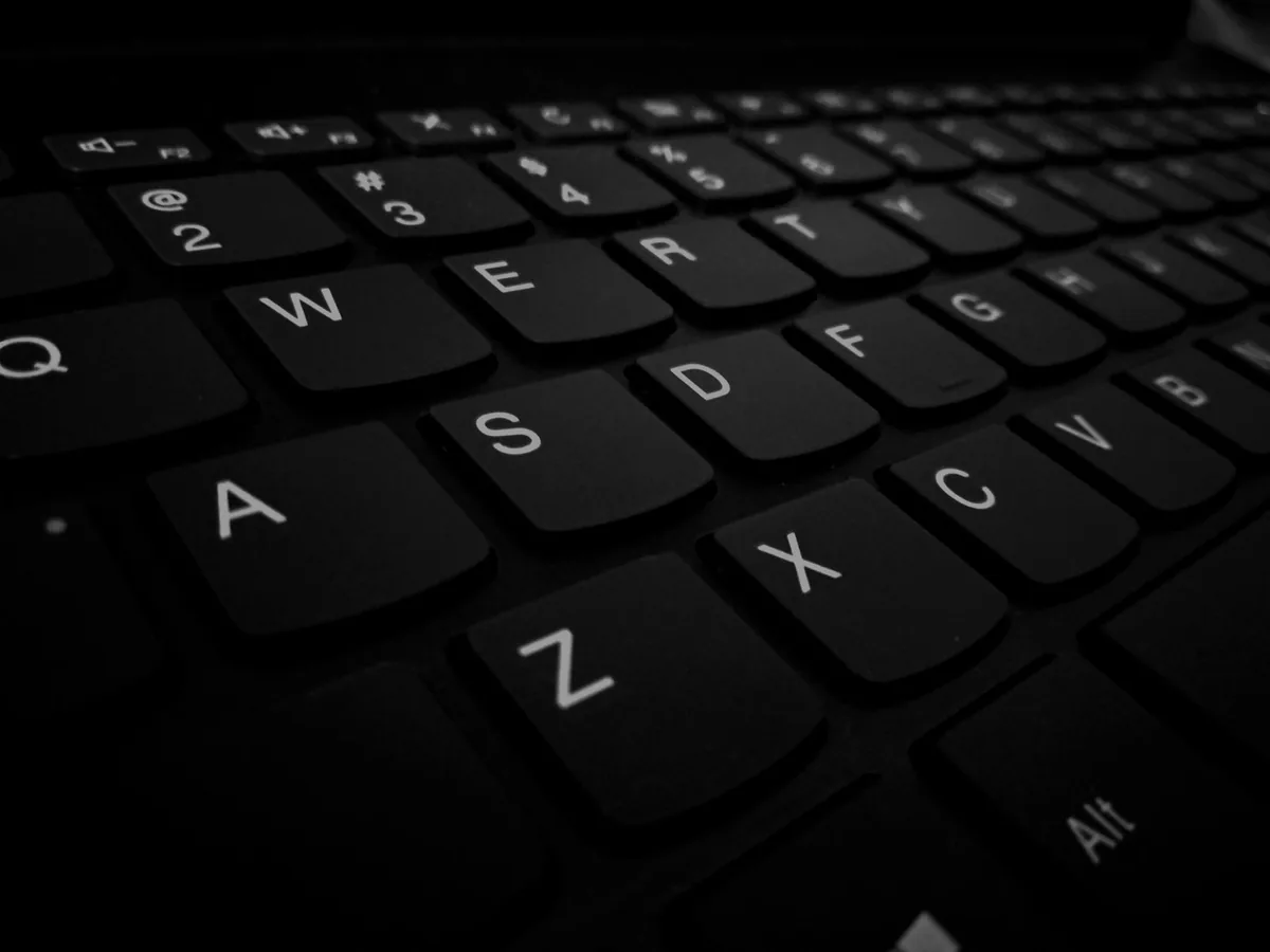 czarna klawiatura komputerowa z bliska — Keychron K8 a zakres naszego serwisu — czym zajmujemy się zamiast