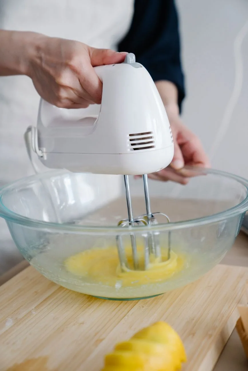mikser ręczny mieszający składniki w szklanej misce — KitchenAid Artisan 5KSM175 w zgłoszeniu — jak odpowiadamy i co radzimy