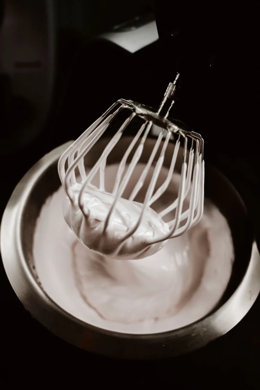 mikser ubijający pianę w metalowej misie — KitchenAid Artisan poza naszym warsztatem — gdzie szukać pomocy