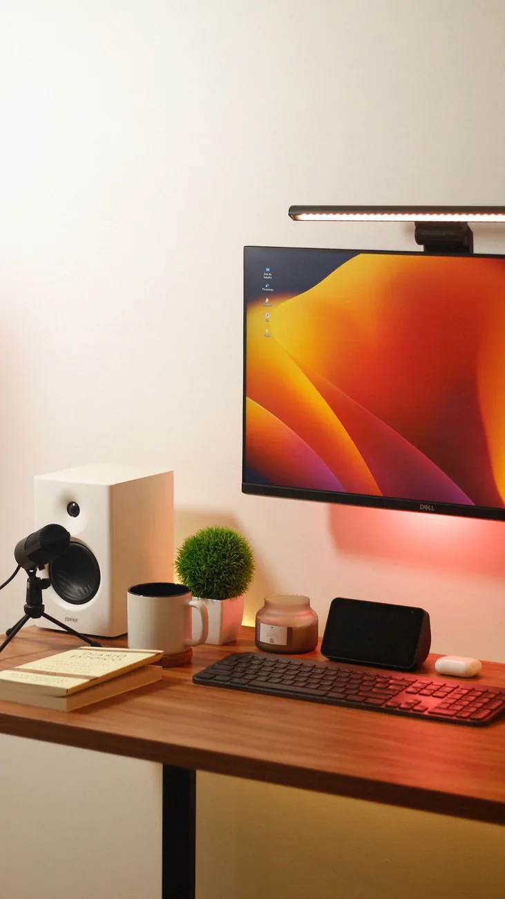 monitor, głośnik i akcesoria na minimalistycznym biurku — Klipsch RP-8000F II w zgłoszeniu — jak odpowiadamy i co radzimy