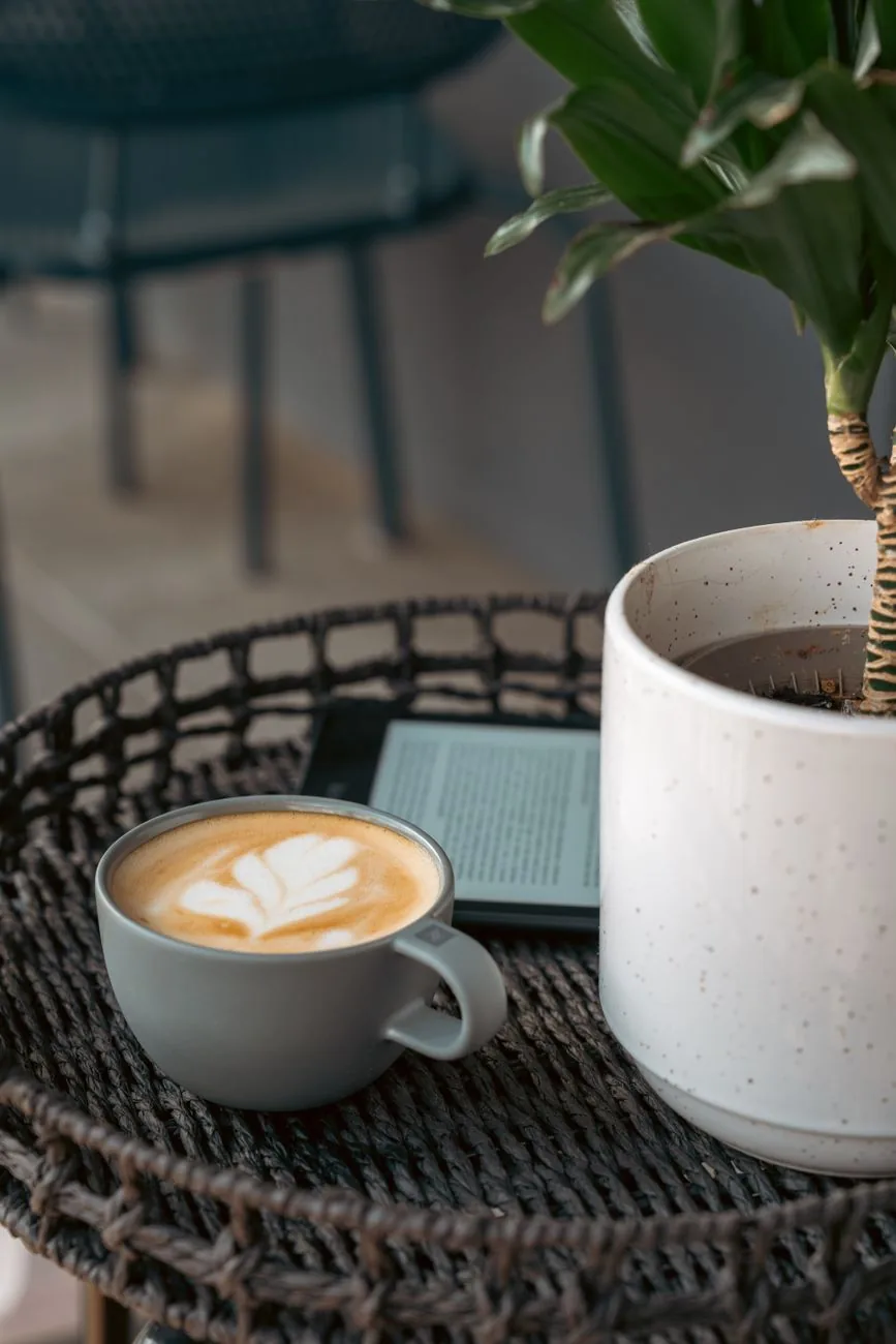 czytnik e-booków, roślina i cappuccino na stoliku — Kobo Aura poza naszym warsztatem — gdzie szukać pomocy