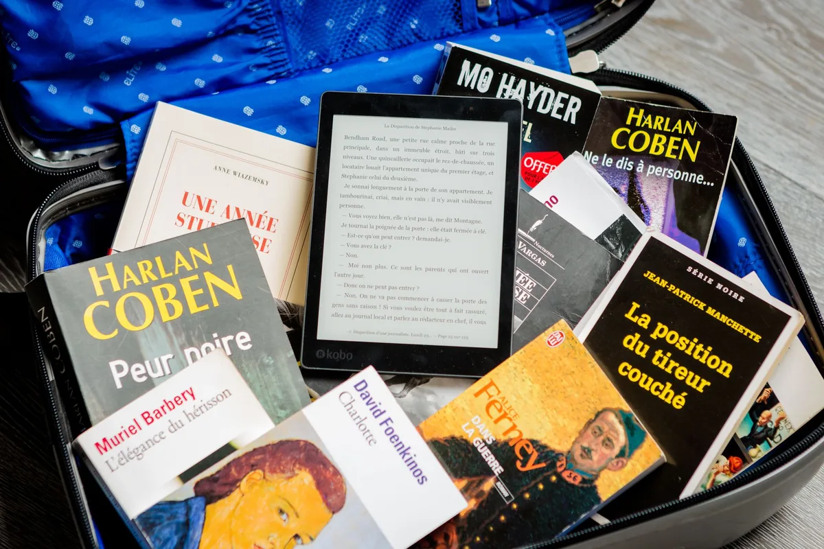 czytnik e-booków i książki w otwartej walizce — Kobo Clara 2E — czego przy tym sprzęcie nie zrobimy