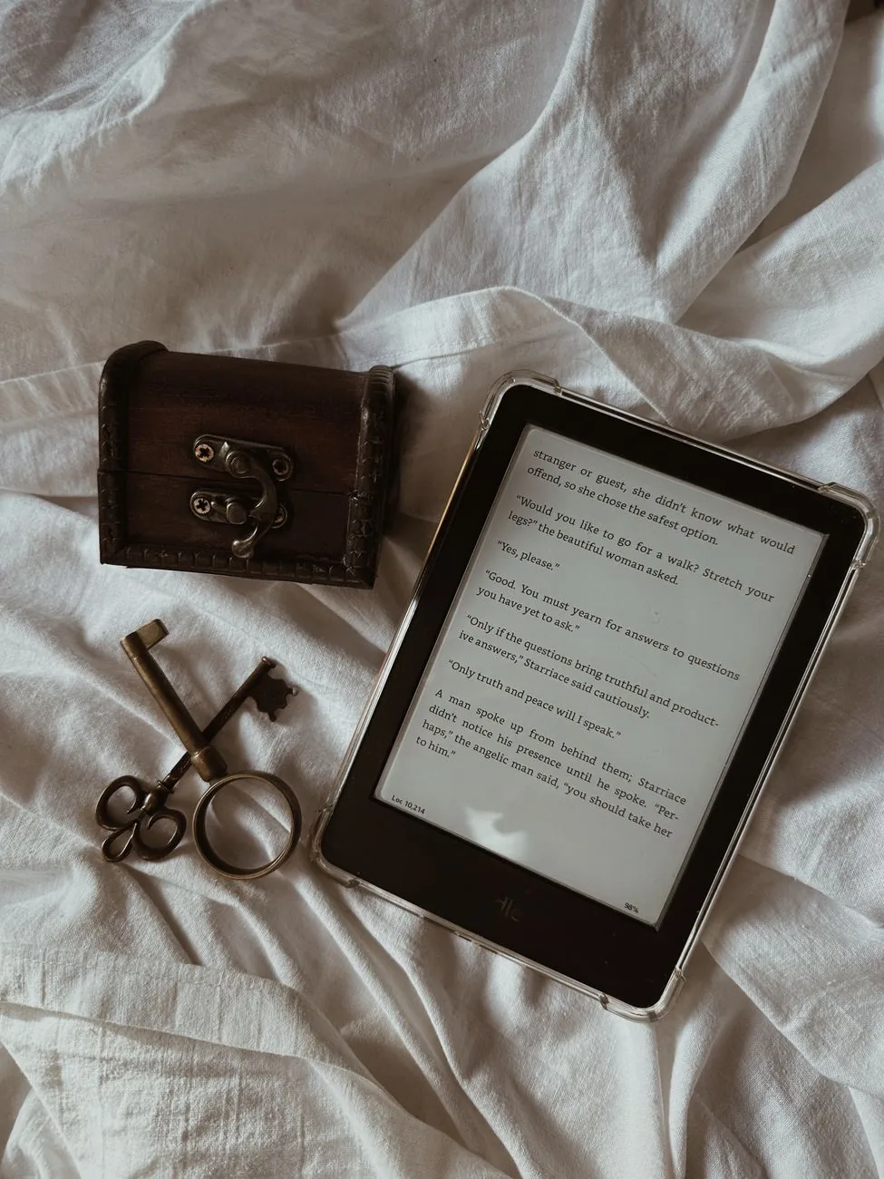 czytnik e-booków ze starymi kluczami na tkaninie — Kobo Clara BW a zakres naszego serwisu — czym zajmujemy się zamiast