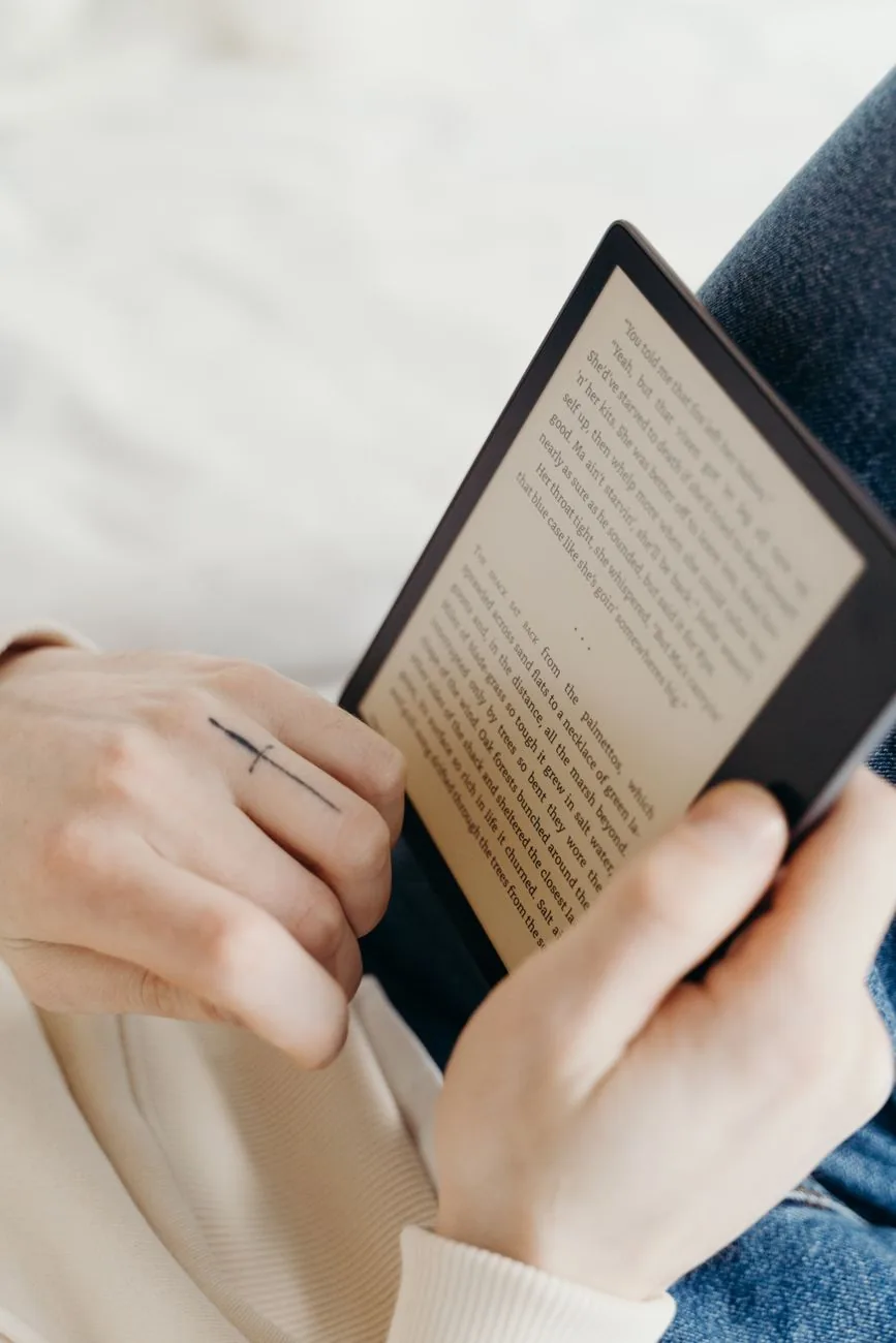 dłonie trzymające włączony czytnik e-booków — Kobo Sage poza naszym warsztatem — gdzie szukać pomocy