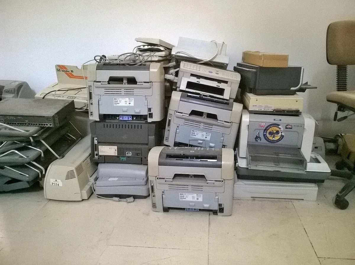 stare urządzenia wielofunkcyjne i drukarki przeznaczone do recyklingu — Kyocera ECOSYS M2040dn — czego przy tym sprzęcie nie zrobimy