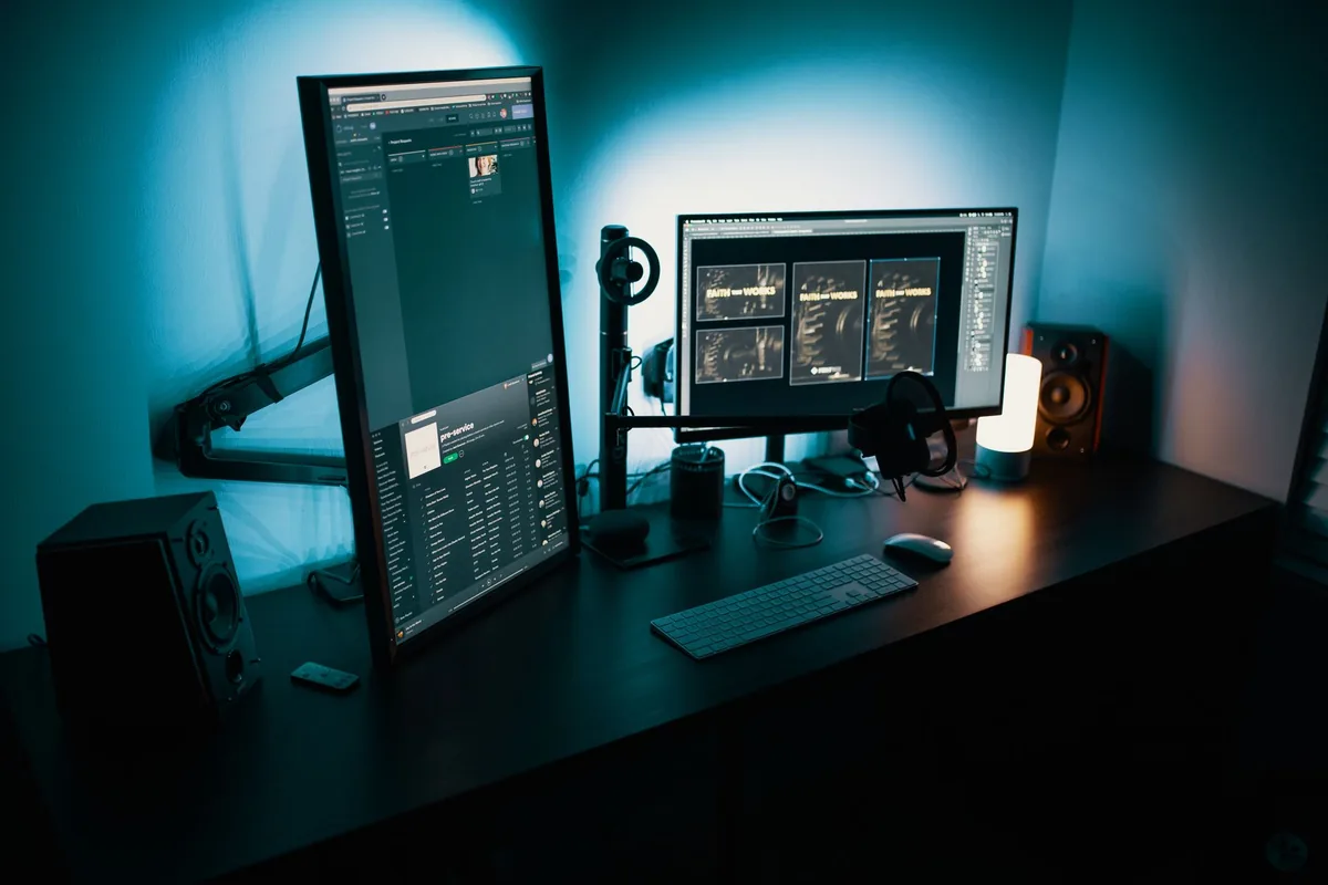 dwa monitory z efektownym podświetleniem na biurku biurowym — Lenovo L24q-30 w zgłoszeniu — jak odpowiadamy i co radzimy