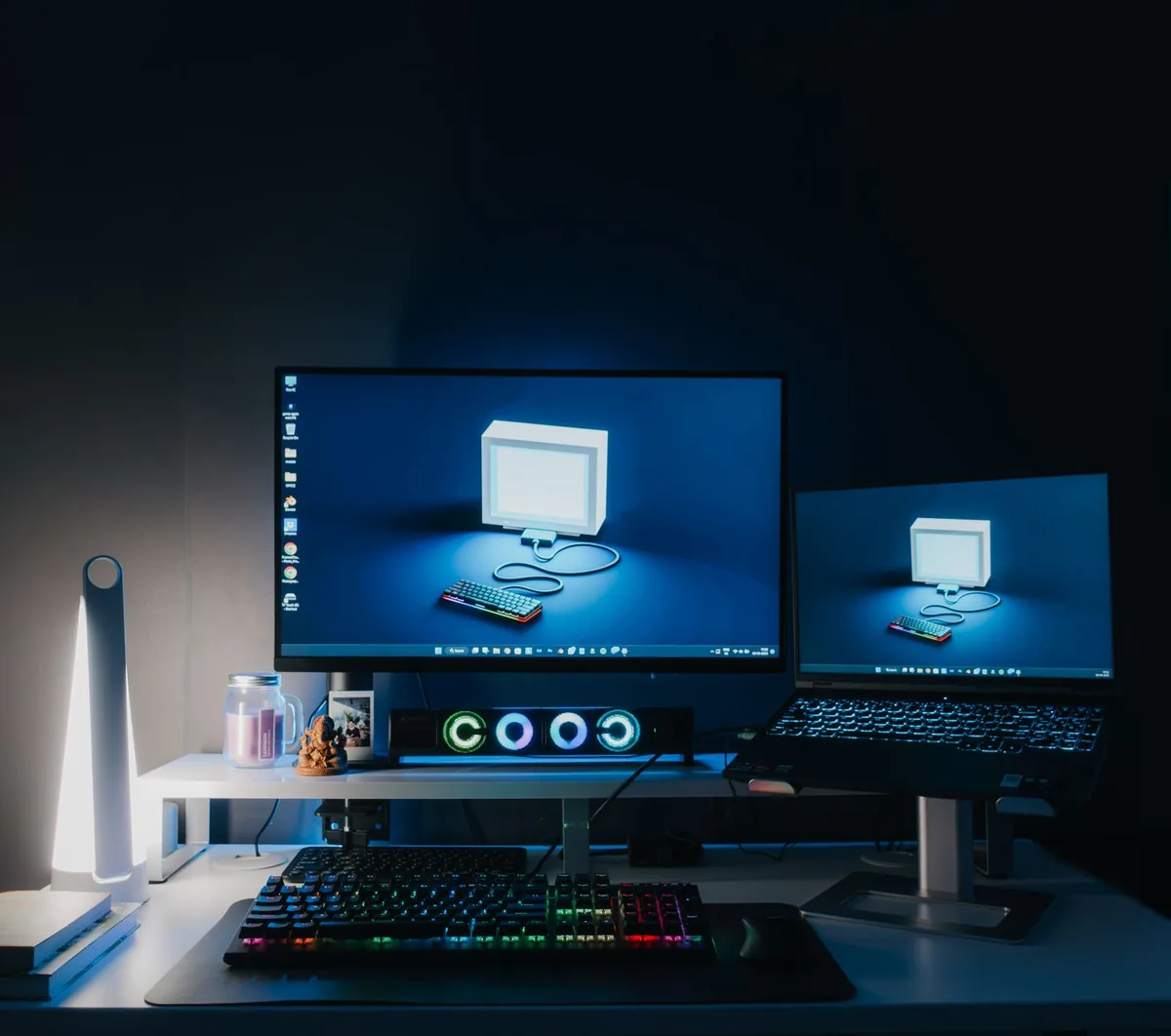 dwa monitory i oświetlenie RGB na biurku w pokoju — Lenovo Legion R27q-30 — czego przy tym sprzęcie nie zrobimy