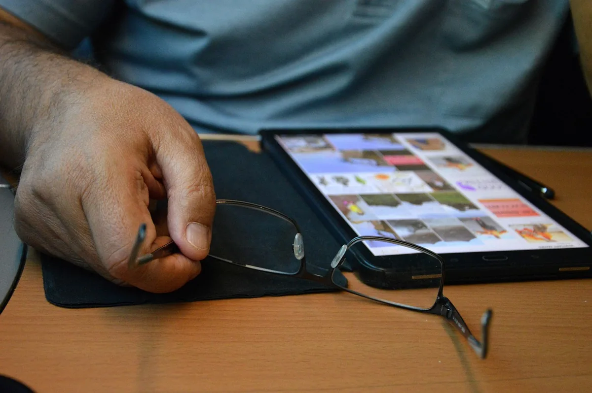 tablet w trakcie pracy podczas podróży pociągiem — Lenovo Tab K10 — czego przy tym sprzęcie nie zrobimy