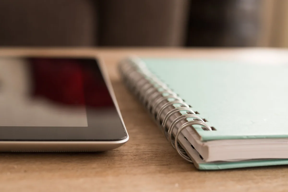 tablet obok notesu na drewnianym biurku — Lenovo Tab M8 — czego przy tym sprzęcie nie zrobimy