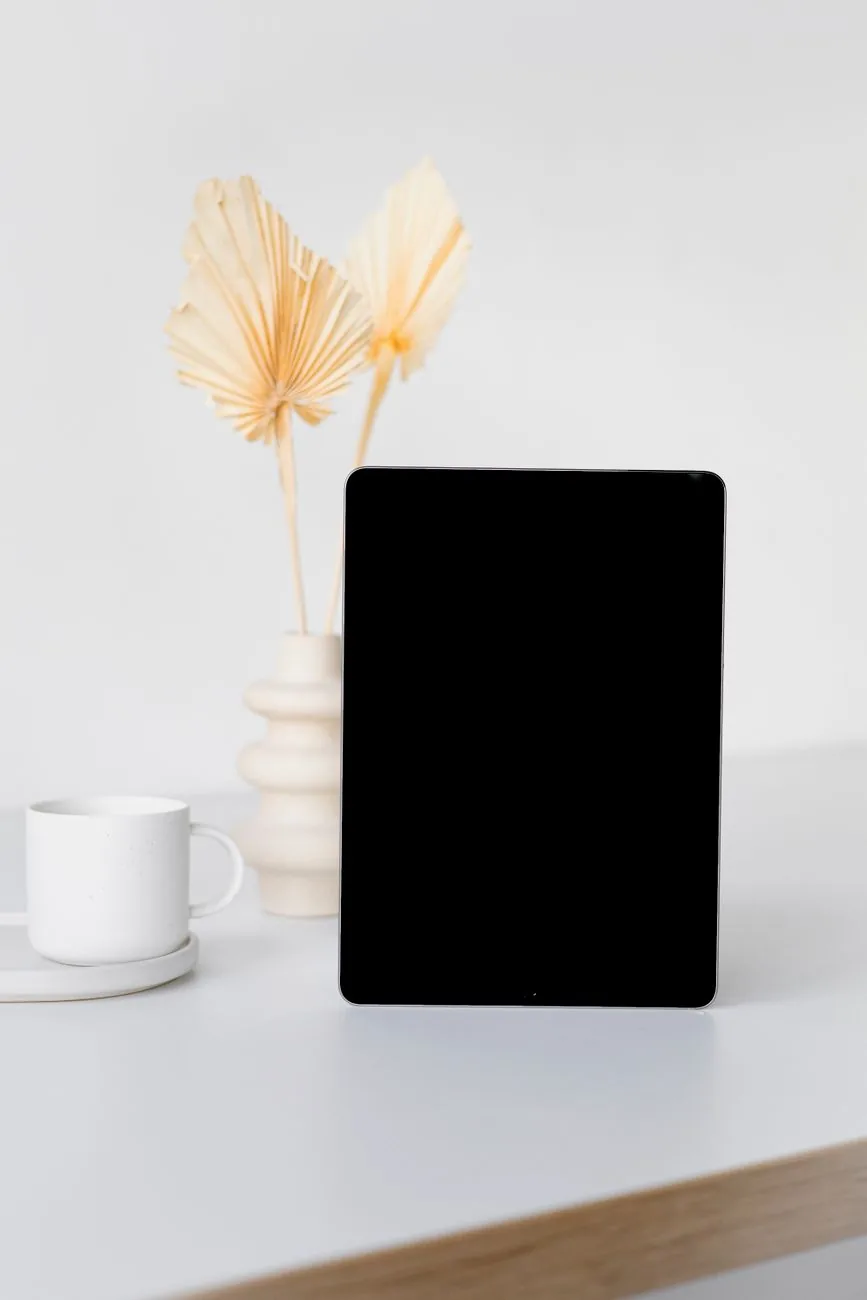 tablet, ceramiczny wazon i filiżanka kawy na białym biurku — Lenovo Tab M9 w zgłoszeniu — jak odpowiadamy i co radzimy