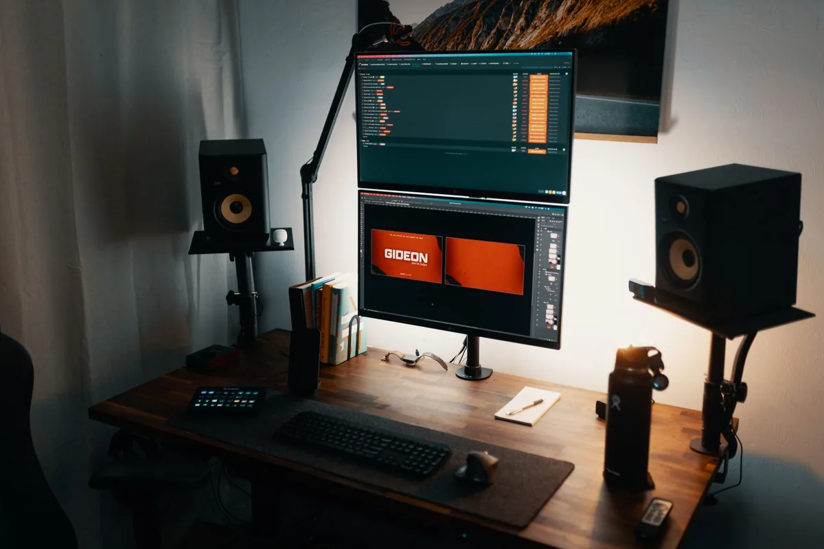 dwa monitory i głośniki na uporządkowanym biurku — Lenovo ThinkVision P27h — czego przy tym sprzęcie nie zrobimy