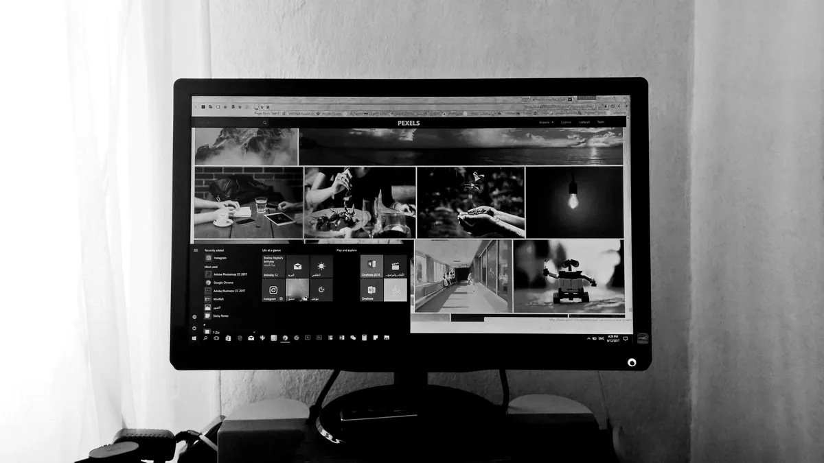 czarno-biały monitor komputerowy z uruchomionymi aplikacjami na biurku — Lenovo ThinkVision T24d-10 w zgłoszeniu — jak odpowiadamy i co radzimy