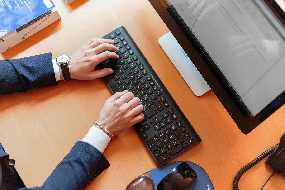 monitor z klawiaturą na biurku w przestrzeni biurowej — Lenovo ThinkVision T27h-30 poza naszym warsztatem — gdzie szukać pomocy