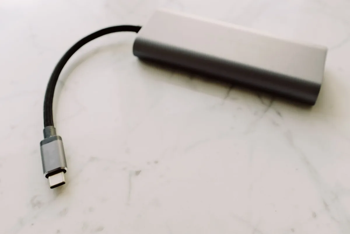 adapter USB-C na marmurowej powierzchni — Lenovo USB-C Travel Hub w zgłoszeniu — jak odpowiadamy i co radzimy