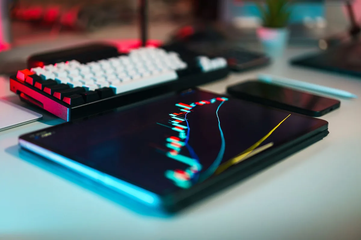 tablet z danymi giełdowymi na biurku — Lenovo Yoga Tab 3 a zakres naszego serwisu — czym zajmujemy się zamiast