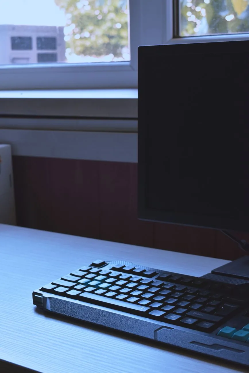 smukły monitor i klawiatura na biurku przy oknie — LG 27UL500 w zgłoszeniu — jak odpowiadamy i co radzimy