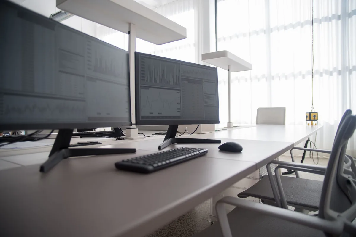 monitory komputerowe i fotele w nowoczesnym biurze — LG 27UP850 — czego przy tym sprzęcie nie zrobimy
