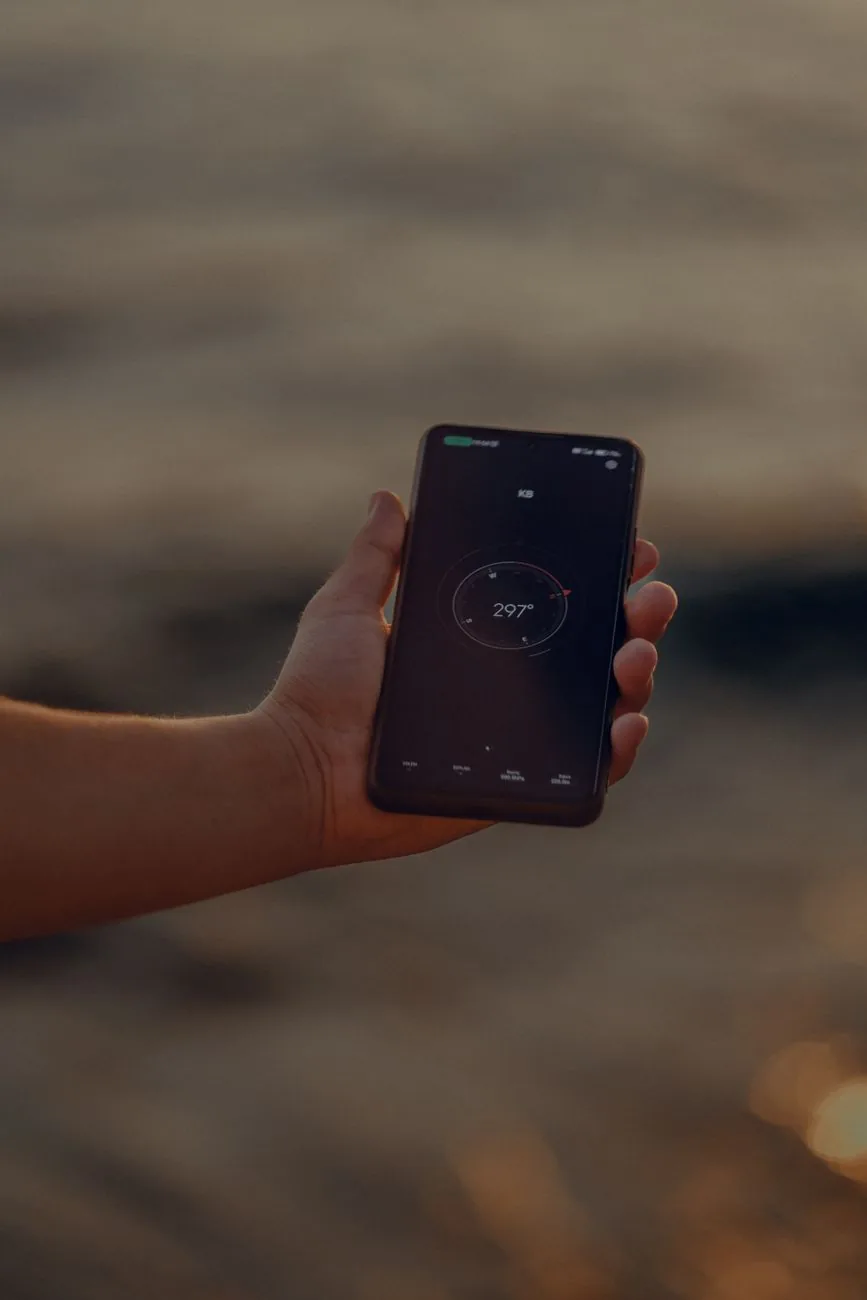 dłoń trzymająca telefon z kompasem nad wodą — LG G8s ThinQ w zgłoszeniu — jak odpowiadamy i co radzimy