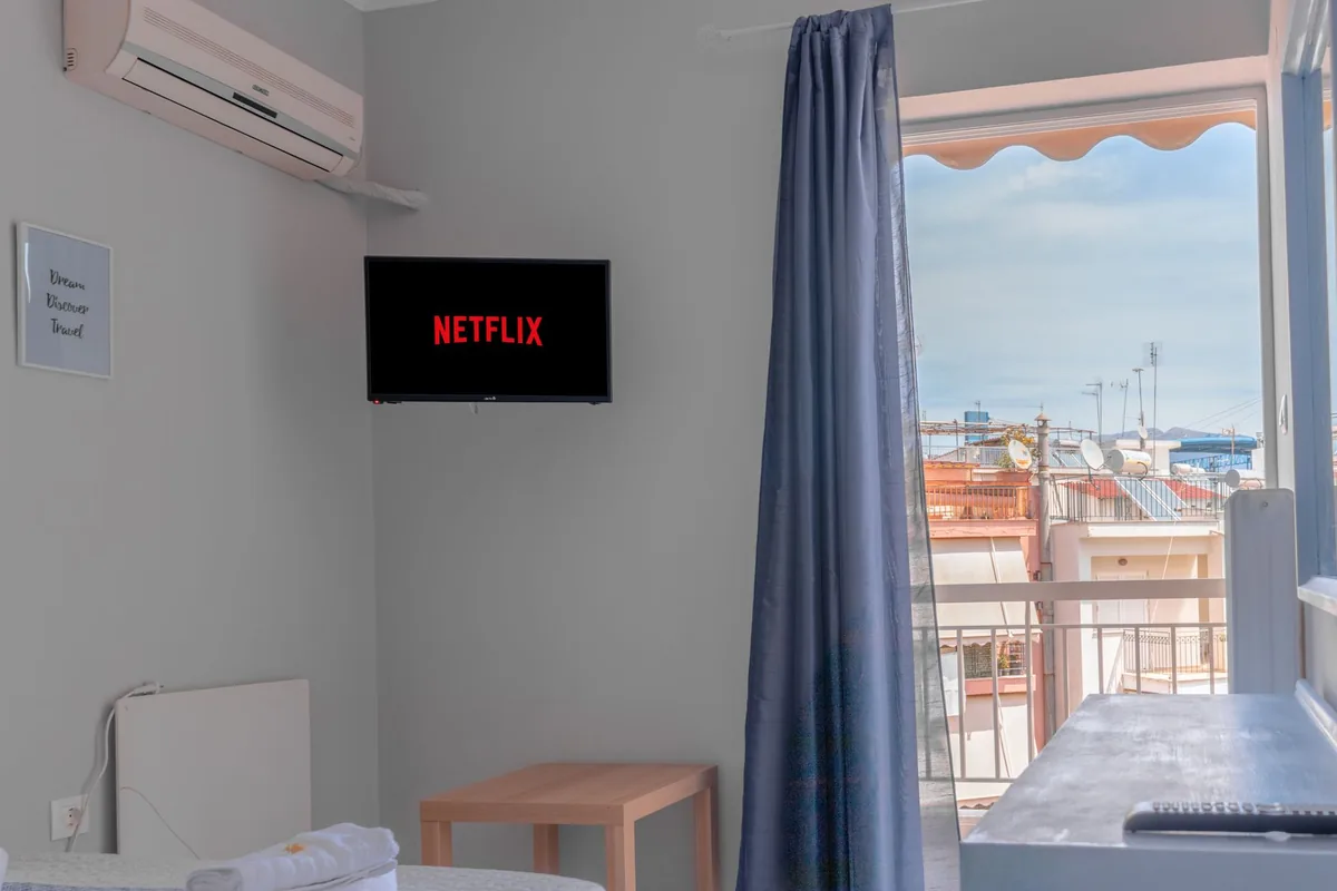 telewizor w przytulnym salonie z wyjściem na balkon — LG NanoCell NANO81 — czego przy tym sprzęcie nie zrobimy