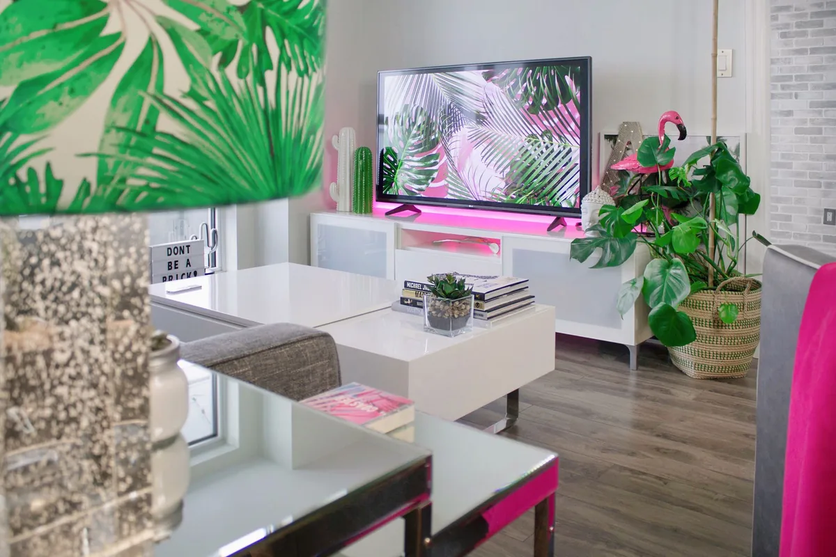 telewizor w salonie z roślinami i tropikalnym wystrojem — LG OLED A2 poza naszym warsztatem — gdzie szukać pomocy