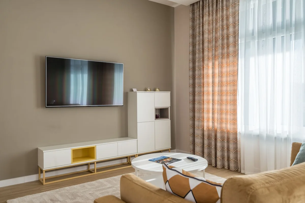 telewizor z płaskim ekranem w przytulnym salonie — LG UHD UQ75 a zakres naszego serwisu — czym zajmujemy się zamiast