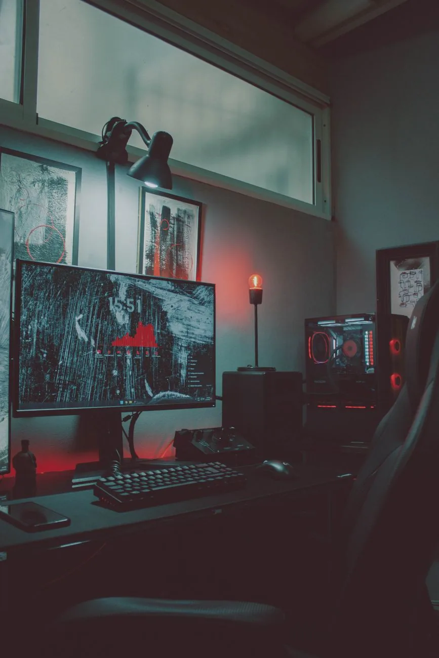 monitor dla graczy i świecący komputer w czerwonym oświetleniu LED — LG UltraGear 32GS95UE — czego przy tym sprzęcie nie zrobimy