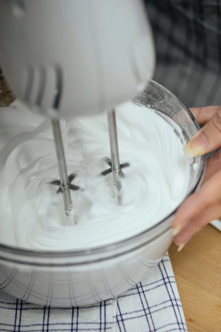 ubijanie białek mikserem w szklanej misce kuchennej — Lidl Monsieur Cuisine Smart 2 — czego przy tym sprzęcie nie zrobimy