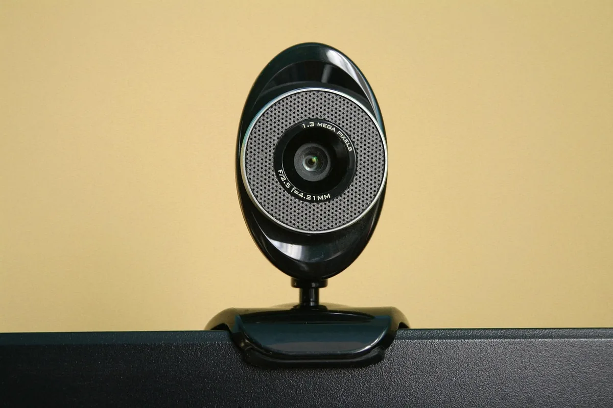 czarna kamera internetowa podłączona do komputera — Logitech C270 w zgłoszeniu — jak odpowiadamy i co radzimy