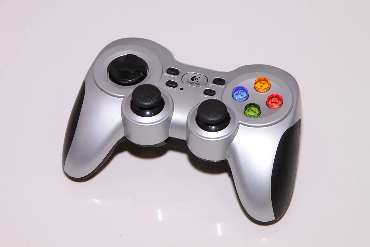 bezprzewodowy gamepad Logitech F710 na jasnym tle — Logitech F710 w zgłoszeniu — jak odpowiadamy i co radzimy