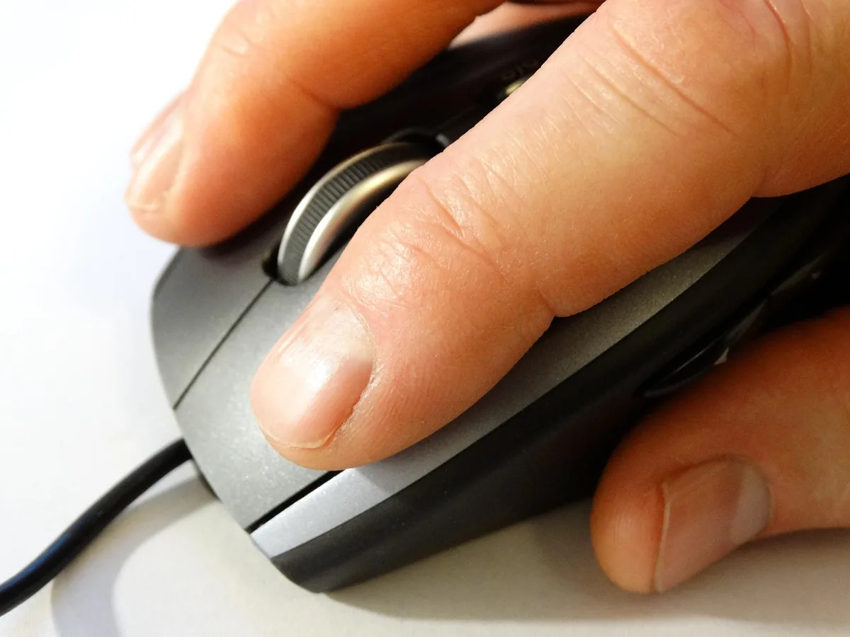 mysz komputerowa na biurku — Logitech G Pro Wireless a zakres naszego serwisu — czym zajmujemy się zamiast