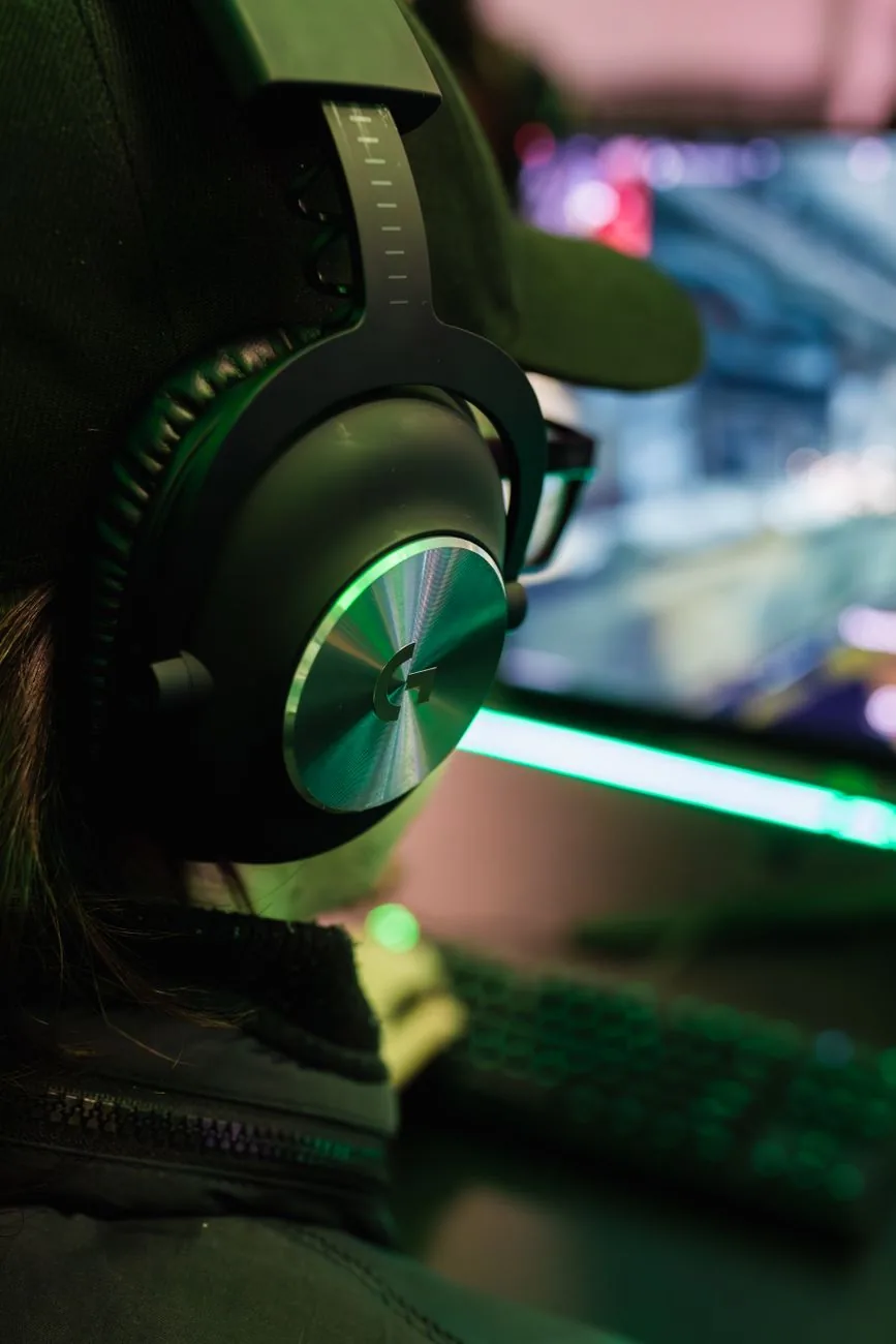 słuchawki na głowie gracza przed ekranem komputera — Logitech G Pro X 2 w zgłoszeniu — jak odpowiadamy i co radzimy