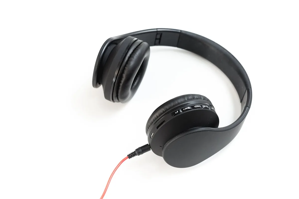 czarne słuchawki na ciemnym tle — Logitech G PRO X Wireless a zakres naszego serwisu — czym zajmujemy się zamiast