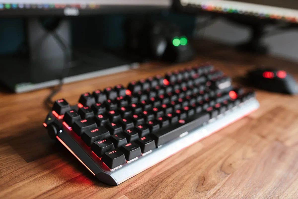 podświetlana klawiatura komputerowa i myszka na drewnianym biurku — Logitech G213 Prodigy poza naszym warsztatem — gdzie szukać pomocy