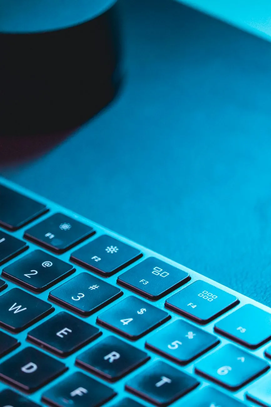 klawiatura komputerowa podświetlona niebieskim światłem — Logitech G413 — czego przy tym sprzęcie nie zrobimy