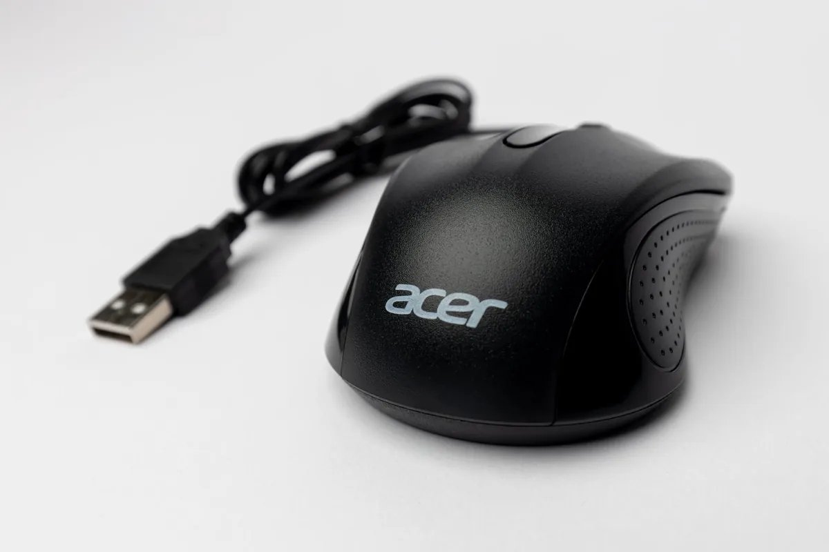czarna mysz komputerowa z kablem USB na białym tle — Logitech G502 HERO — czego przy tym sprzęcie nie zrobimy