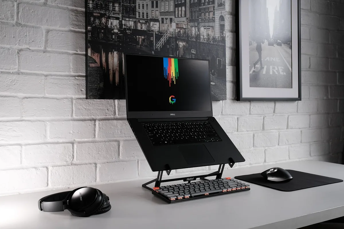 mysz komputerowa, podkładka, mechaniczna klawiatura i słuchawki na biurku — Logitech G703 — czego przy tym sprzęcie nie zrobimy