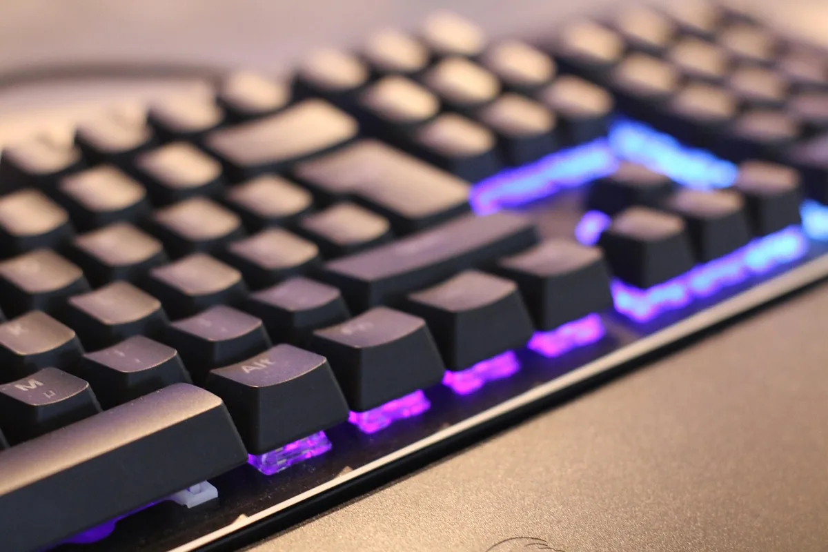 podświetlana klawiatura gamingowa LED — Logitech G915 Lightspeed — czego przy tym sprzęcie nie zrobimy