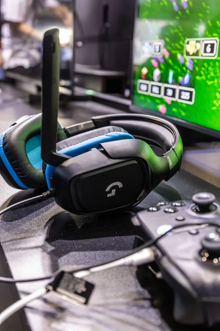 zestaw słuchawkowy logitech i kontroler do gier — Logitech H390 a zakres naszego serwisu — czym zajmujemy się zamiast