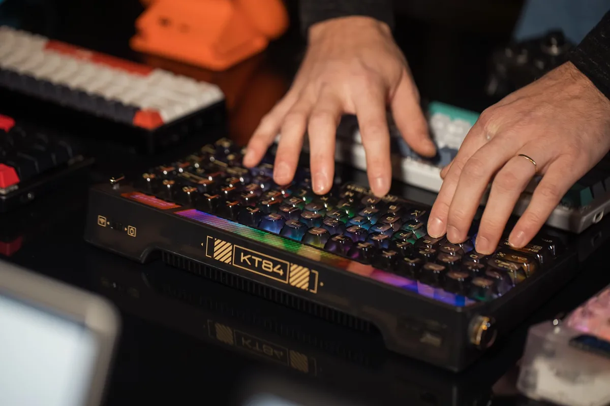 dłonie piszące na klawiaturze mechanicznej z podświetleniem rgb — Logitech K270 poza naszym warsztatem — gdzie szukać pomocy