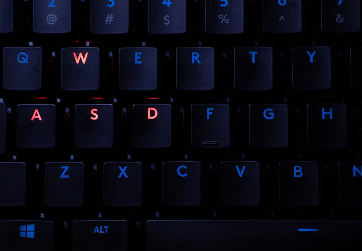 czarna klawiatura Logitech z podświetleniem RGB — Logitech K780 poza naszym warsztatem — gdzie szukać pomocy