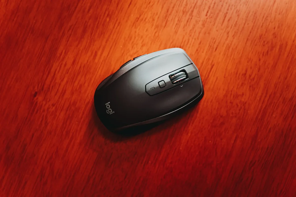bezprzewodowa mysz komputerowa na polerowanym drewnianym blacie — Logitech M190 — czego przy tym sprzęcie nie zrobimy