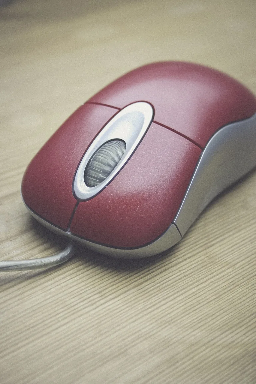 czerwona mysz komputerowa na jasnej powierzchni — Logitech M325 poza naszym warsztatem — gdzie szukać pomocy